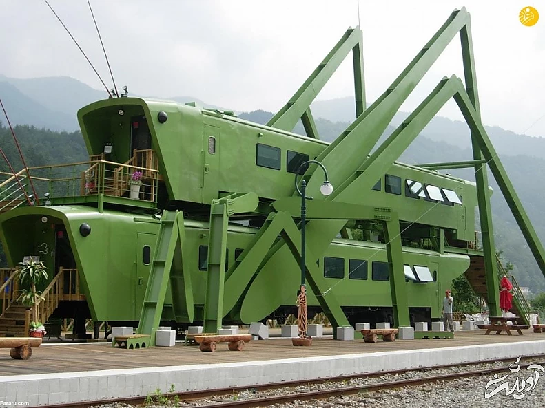 کافه ای ساخته شدن از واگن قطار به شکل ملخ